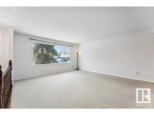 11412 162 Avenue, Edmonton, AB - Indoor Photo Showing Living Room