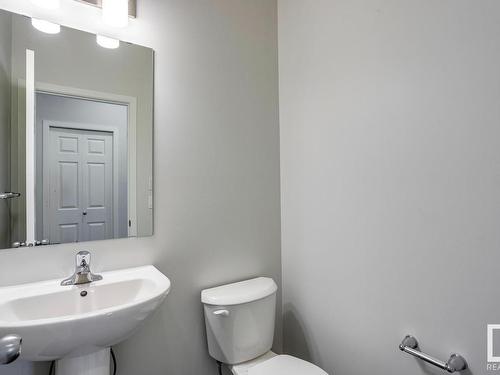 1643 16 Avenue, Edmonton, AB - Indoor Photo Showing Bathroom