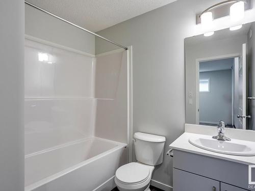 1643 16 Avenue, Edmonton, AB - Indoor Photo Showing Bathroom