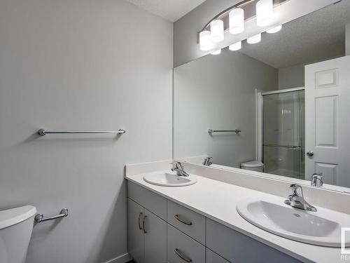 1643 16 Avenue, Edmonton, AB - Indoor Photo Showing Bathroom