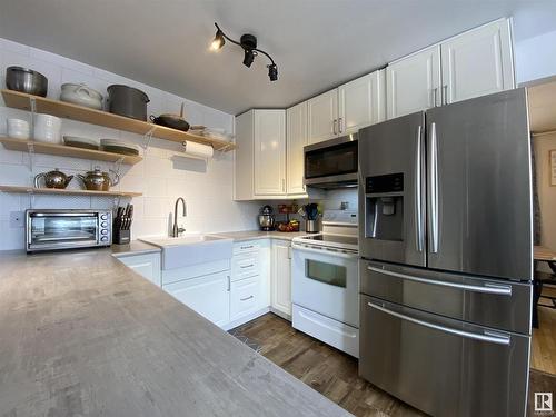 6928 21 Avenue, Edmonton, AB - Indoor Photo Showing Kitchen