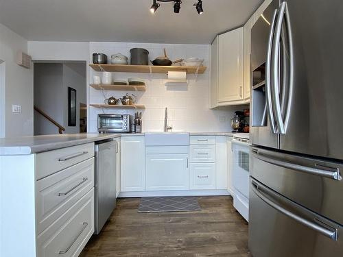 6928 21 Avenue, Edmonton, AB - Indoor Photo Showing Kitchen