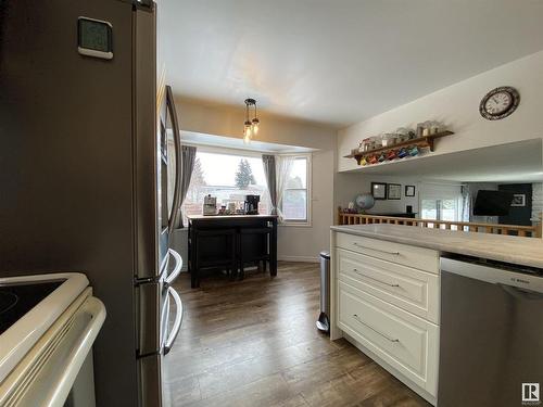 6928 21 Avenue, Edmonton, AB - Indoor Photo Showing Kitchen