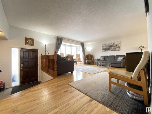 6928 21 Avenue, Edmonton, AB - Indoor Photo Showing Living Room