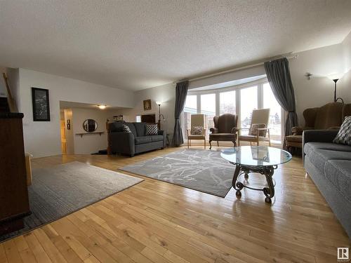 6928 21 Avenue, Edmonton, AB - Indoor Photo Showing Living Room