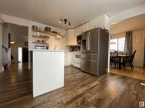 6928 21 Avenue, Edmonton, AB - Indoor Photo Showing Kitchen