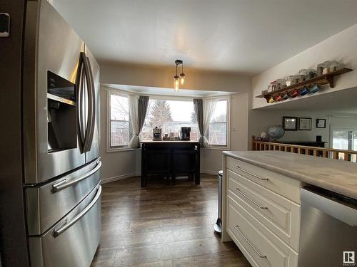 6928 21 Avenue, Edmonton, AB - Indoor Photo Showing Kitchen