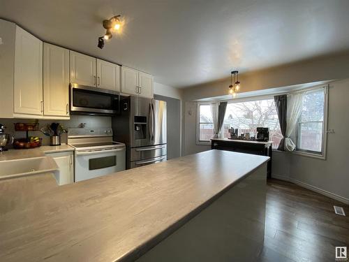 6928 21 Avenue, Edmonton, AB - Indoor Photo Showing Kitchen