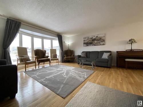 6928 21 Avenue, Edmonton, AB - Indoor Photo Showing Living Room