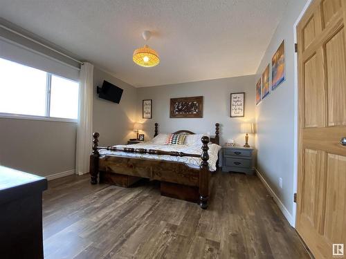 6928 21 Avenue, Edmonton, AB - Indoor Photo Showing Bedroom