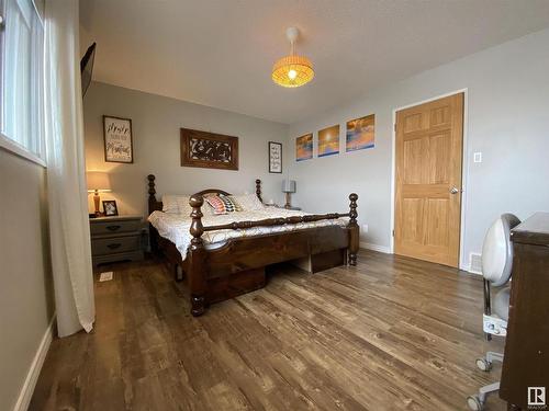 6928 21 Avenue, Edmonton, AB - Indoor Photo Showing Bedroom