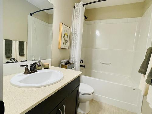 2107 Desrochers Drive, Edmonton, AB - Indoor Photo Showing Bathroom