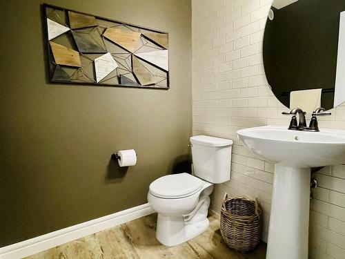 2107 Desrochers Drive, Edmonton, AB - Indoor Photo Showing Bathroom