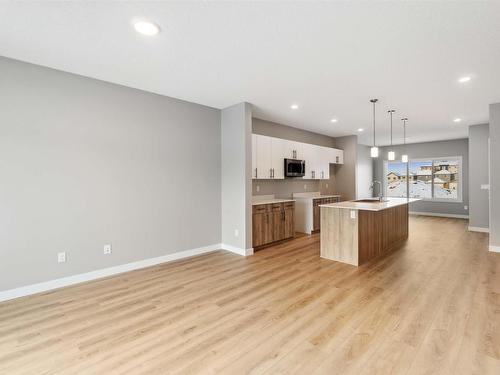 6256 175 Avenue, Edmonton, AB - Indoor Photo Showing Kitchen With Upgraded Kitchen