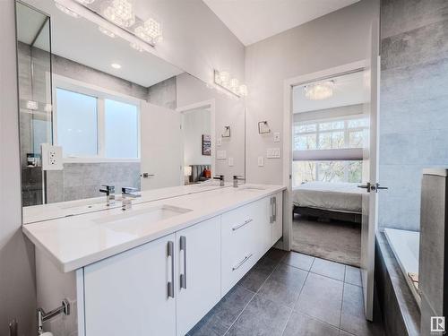 10530 80 Street, Edmonton, AB - Indoor Photo Showing Bathroom