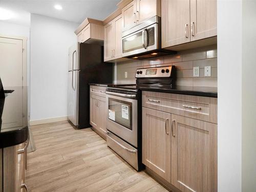 681 Allard Boulevard, Edmonton, AB - Indoor Photo Showing Kitchen