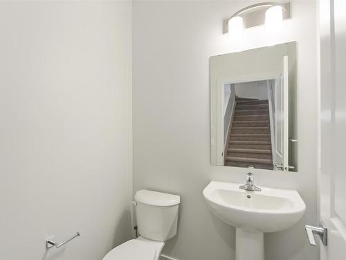 1647 16 Avenue, Edmonton, AB - Indoor Photo Showing Bathroom