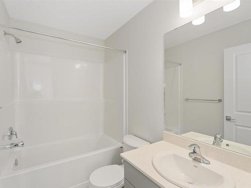 1647 16 Avenue, Edmonton, AB - Indoor Photo Showing Bathroom