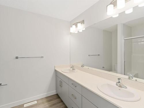 1647 16 Avenue, Edmonton, AB - Indoor Photo Showing Bathroom