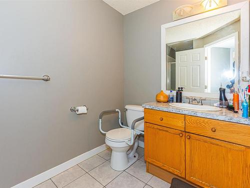 9133 166 Avenue, Edmonton, AB - Indoor Photo Showing Bathroom