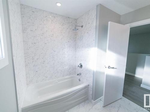 9859 73 Avenue, Edmonton, AB - Indoor Photo Showing Bathroom