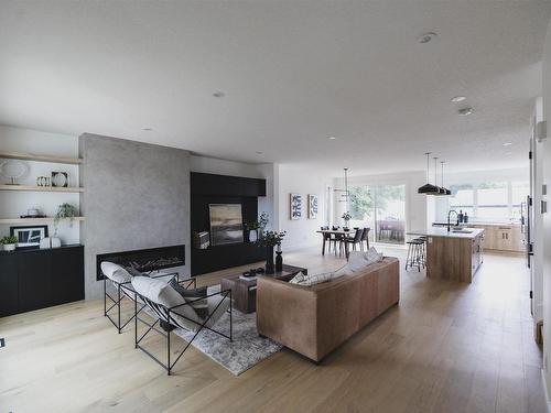 9350 73 Avenue, Edmonton, AB - Indoor Photo Showing Living Room