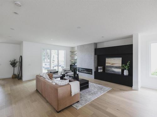 9350 73 Avenue, Edmonton, AB - Indoor Photo Showing Living Room