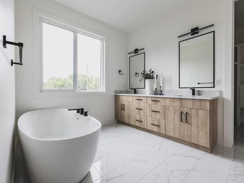 9350 73 Avenue, Edmonton, AB - Indoor Photo Showing Bathroom