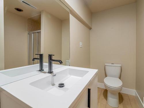 579 Wahstao Road, Edmonton, AB - Indoor Photo Showing Bathroom