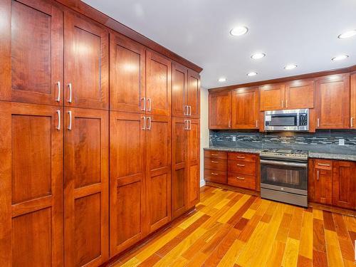 579 Wahstao Road, Edmonton, AB - Indoor Photo Showing Kitchen