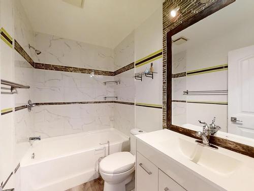 5642 19A Avenue, Edmonton, AB - Indoor Photo Showing Bathroom