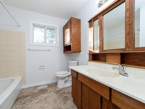 5611 40 Avenue, Edmonton, AB - Indoor Photo Showing Bathroom