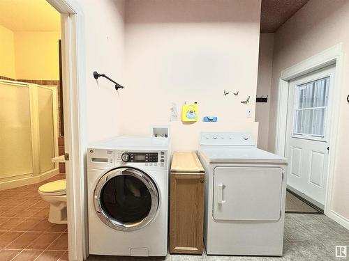 4924 50 Street, Holden, AB - Indoor Photo Showing Laundry Room