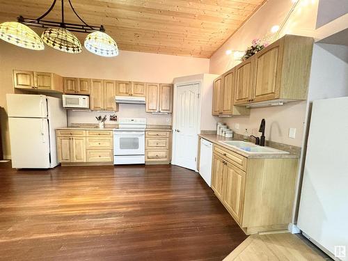 4924 50 Street, Holden, AB - Indoor Photo Showing Kitchen