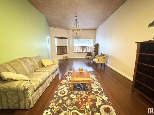 4924 50 Street, Holden, AB - Indoor Photo Showing Living Room