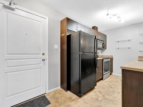 134 1180 Hyndman Road, Edmonton, AB - Indoor Photo Showing Kitchen