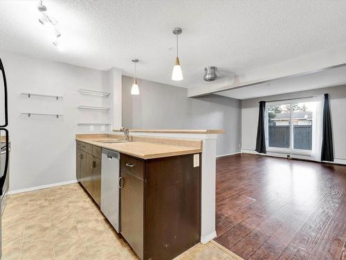 134 1180 Hyndman Road, Edmonton, AB - Indoor Photo Showing Kitchen