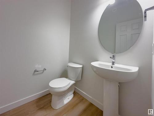 1235 14 Avenue, Edmonton, AB - Indoor Photo Showing Bathroom