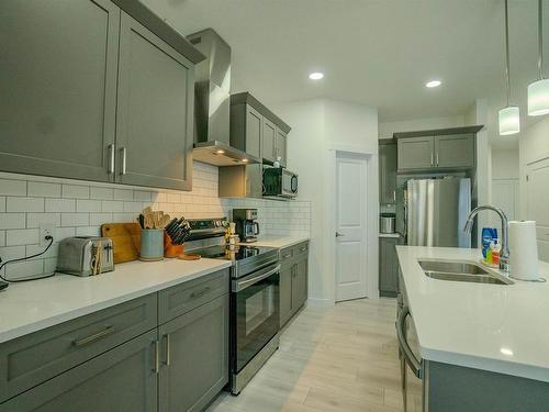 25 Meadowbrook Way, Spruce Grove, AB - Indoor Photo Showing Kitchen With Double Sink With Upgraded Kitchen