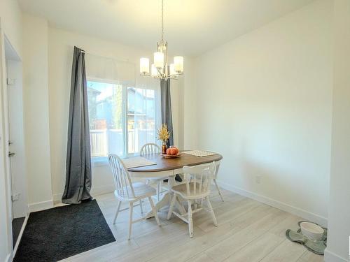 25 Meadowbrook Way, Spruce Grove, AB - Indoor Photo Showing Dining Room