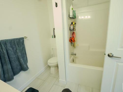 25 Meadowbrook Way, Spruce Grove, AB - Indoor Photo Showing Bathroom