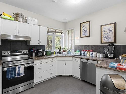 9512 154 Street, Edmonton, AB - Indoor Photo Showing Kitchen With Double Sink