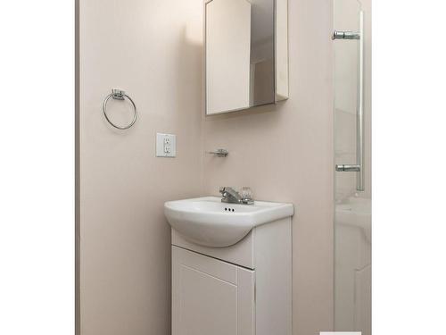 8516 33 Avenue, Edmonton, AB - Indoor Photo Showing Bathroom