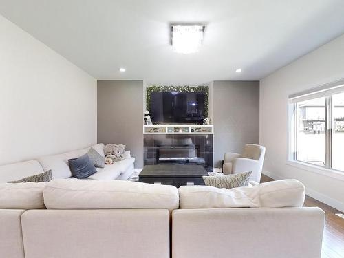 1835 20Ave, Edmonton, AB - Indoor Photo Showing Living Room