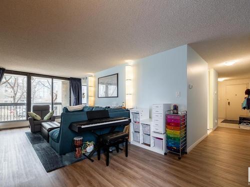 202 9921 104 Street, Edmonton, AB - Indoor Photo Showing Living Room