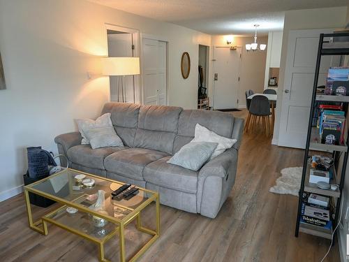 206 10149 Saskatchewan Drive, Edmonton, AB - Indoor Photo Showing Living Room