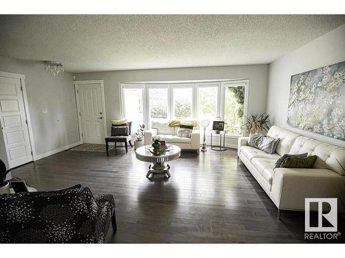 615 Wahstao Road, Edmonton, AB - Indoor Photo Showing Living Room