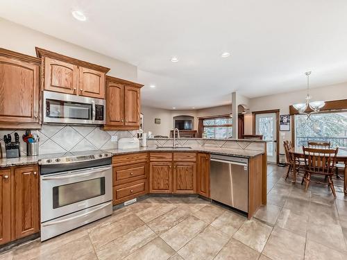 19 Deer Park Point(E), Spruce Grove, AB - Indoor Photo Showing Kitchen