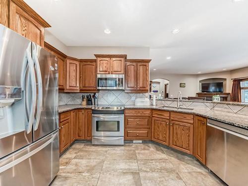 19 Deer Park Point(E), Spruce Grove, AB - Indoor Photo Showing Kitchen With Double Sink