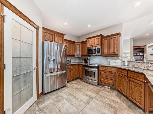 19 Deer Park Point(E), Spruce Grove, AB - Indoor Photo Showing Kitchen